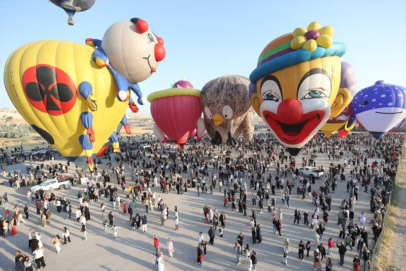 Figürlü balonlar Kapadokya semalarını renklendirdi