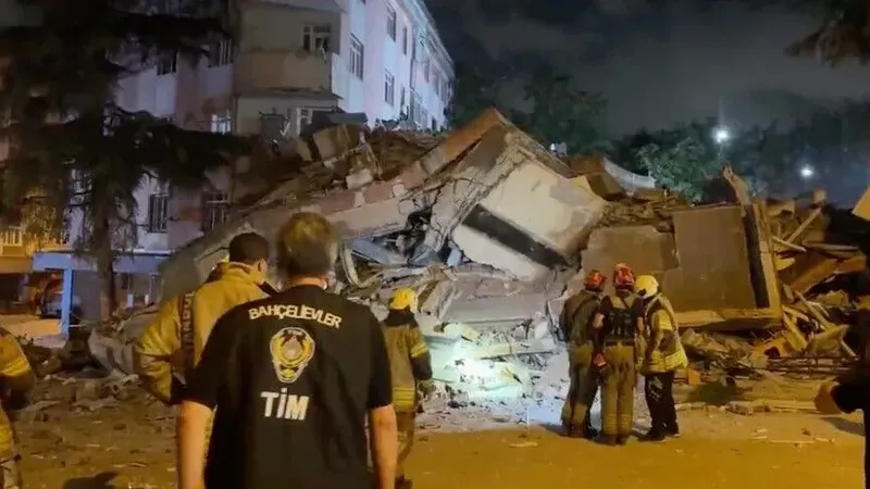 İstanbul Bahçelievler’de 4 katlı bina çöktü: Valilikten açıklama geldi