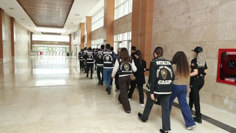 Antalya’da fuhuş operasyonu büyüdü: Belediye personeli gözaltında