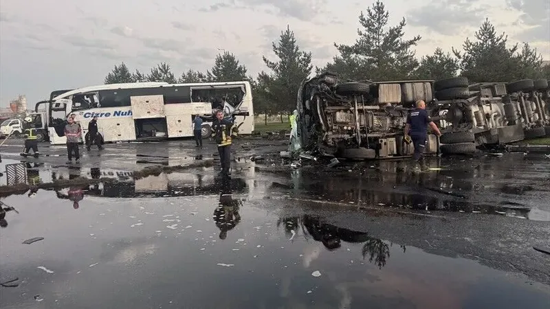 Kayseri'de otobüs ile tankerin çarpıştığı kazada çok sayıda yaralı