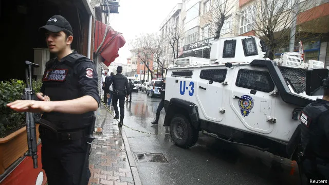Kadına şiddete müdahalede bulunan iki polis yaralandı