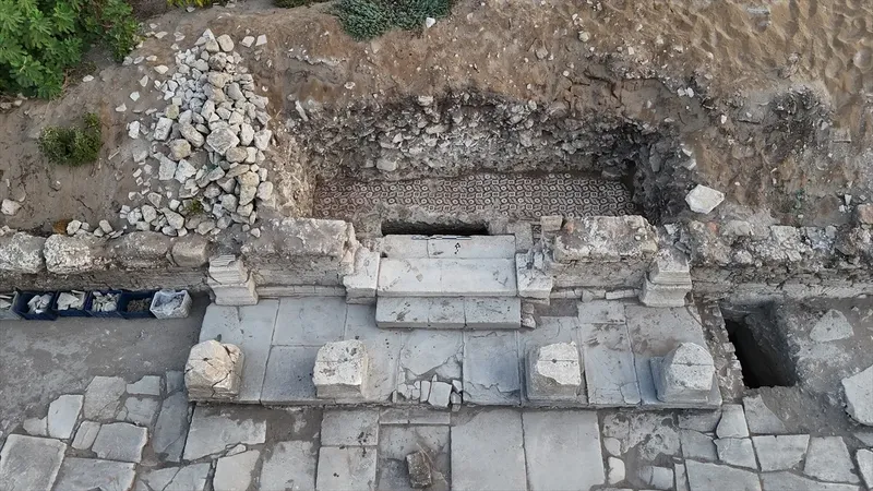 Herakles Kapısı'nda keşfedilen kabartmalar, antik döneme ışık tutuyor