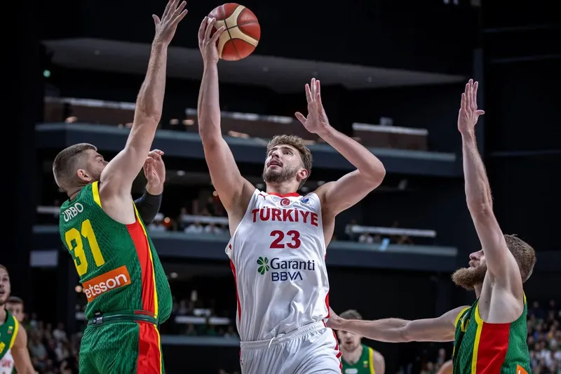 12 Dev Adam’dan gurur gecesi! Litvanya’ya 94-66’lık zafer