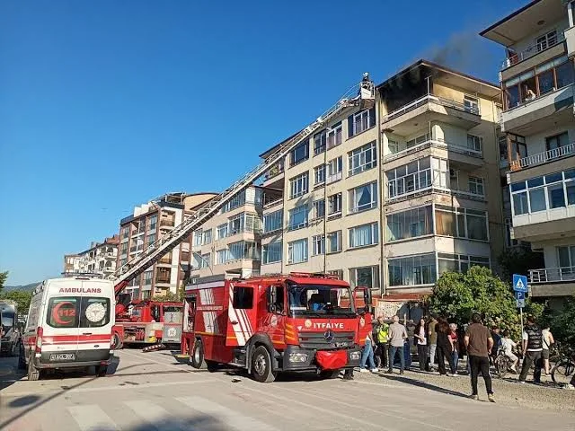 Alevlerin arasında mahsur kaldı, itfaiye kurtardı