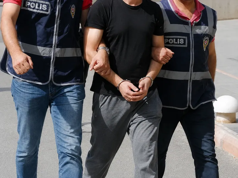 25 yıl 5 ay hapis cezasıyla aranıyordu: Yakalandı