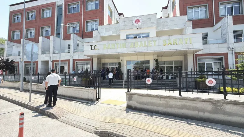 33 sanıklı çocuk istismarı davasında karar! 16 tutuklunun cezaevinde kalmasına hükmedildi