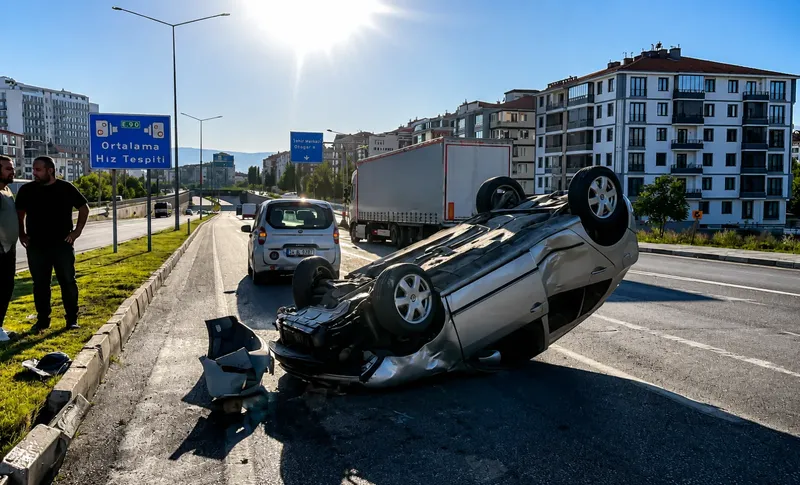 Çorum'da kontrolden çıkan otomobil takla attı
