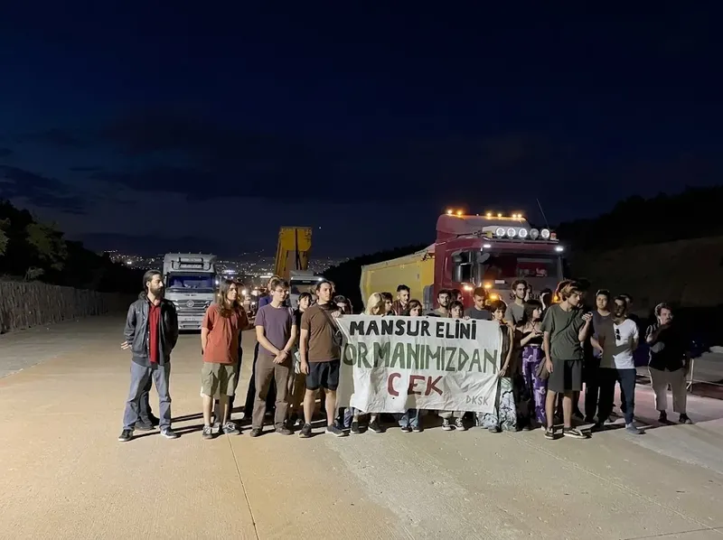 ODTÜ öğrencilerinden Bilkent-İncek yoluna oturma eylemi: “Mansur elini ODTÜ’den çek!”