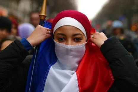 Fransa’da Le Pen’e sosyal medyadan başörtülü protesto