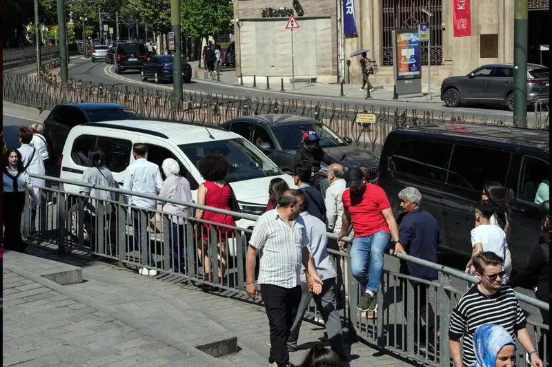 Karaköy’de bariyer krizi: Yayalar tehlikeye giriyor