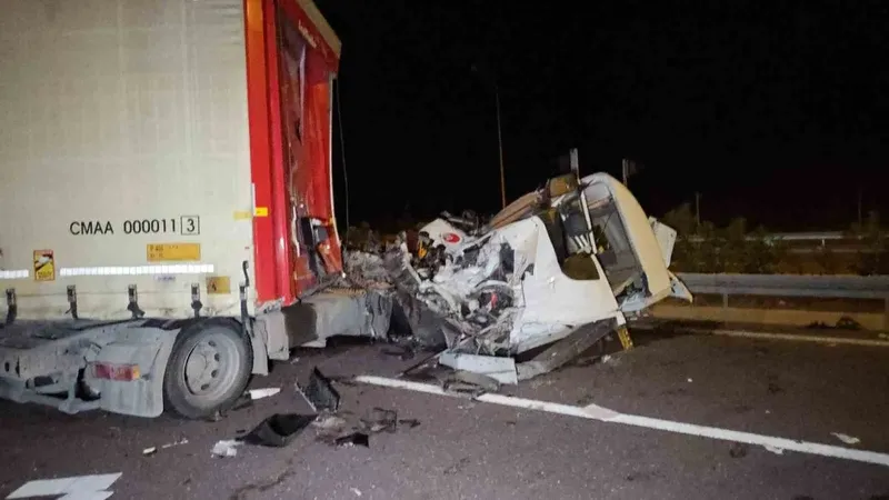 Orhangazi’de 3 araç birbirine girdi: 1 ölü, 7 yaralı