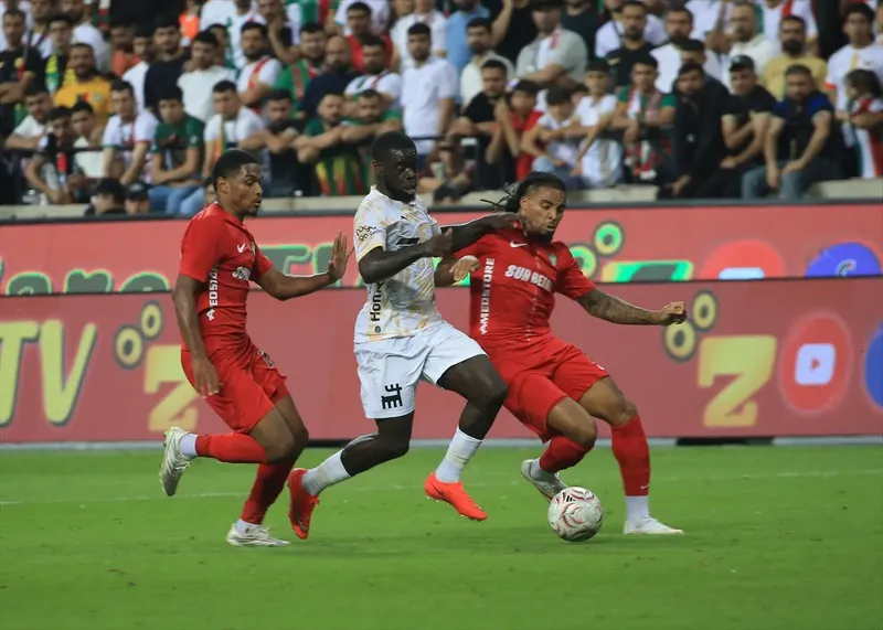 Diyarbakır'da gol yağmuru! Amedspor Başakşehir'i geçti